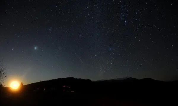 Mưa sao băng Geminid song hành cùng Mặt trăng muộn tại Skopje, Macedonia.