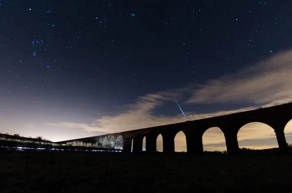 Sao băng bay ngang qua Harringworth Viaduct ở Northamptonshire, Anh.