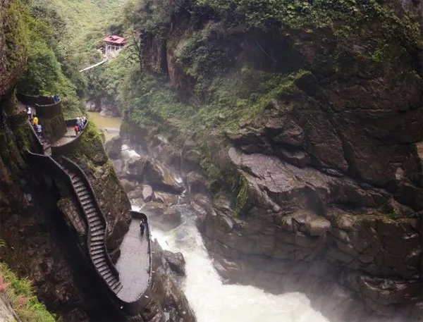 Ngắm nhìn thác Pailon del Diablo từ những bậc thang đá