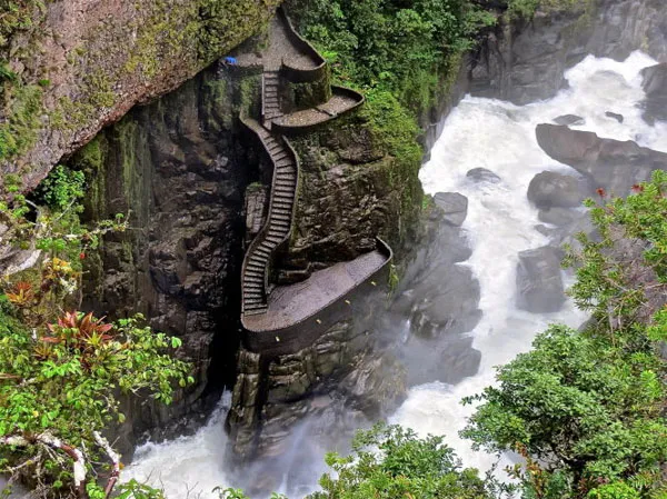 Những bậc thang dẫn xuống thác Pailon del Diablo