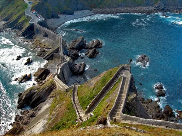 Cầu thang uốn khúc trên đảo Gaztelugatxe