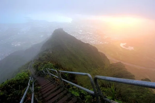 Cầu thang dẫn lên... trời ở Hawaii