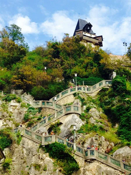 Du khách chinh phục cầu thang Schlossberg