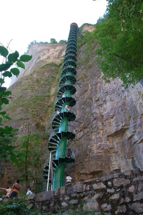 Du khách chinh phục cầu thang xoắn ốc Taihang