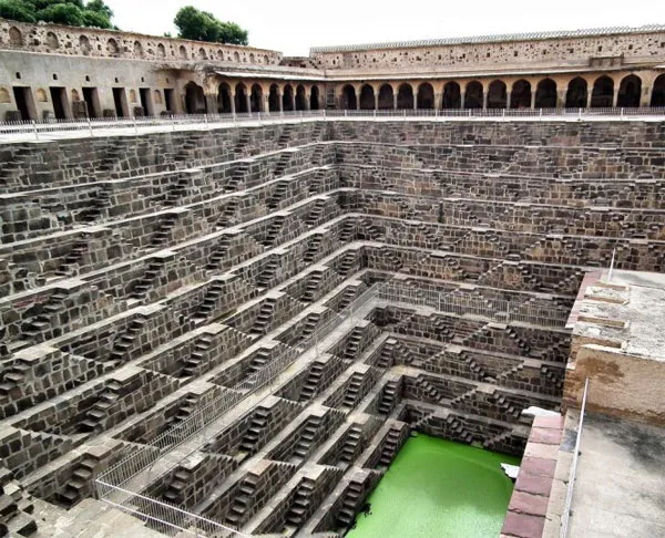 Những bậc thang ở giếng Chand Baori