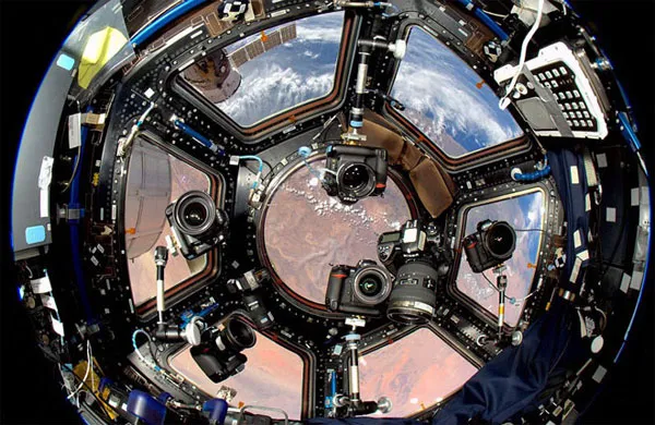 Phần lớn hình ảnh của phi hành gia đều được chụp từ các cửa sổ vòm của ISS