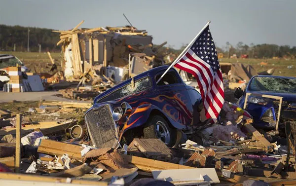 Đống đổ nát sau một cơn lốc xoáy gần Vilonia, bang Arkansas, Mỹ