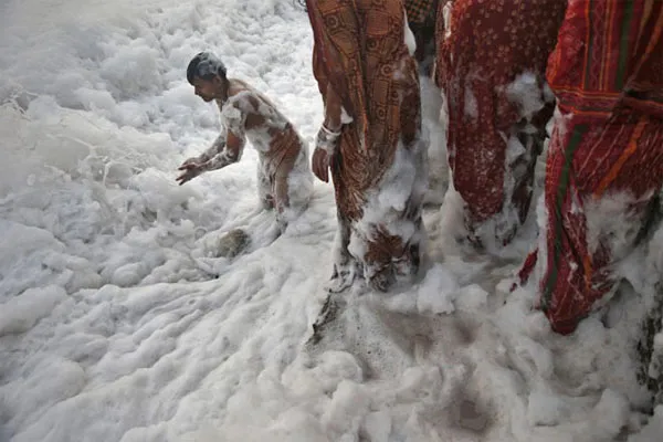 Dòng nước ô nhiễm sủi đầy bọt trên sông Yamuna, New Delhi, Ấn Độ.