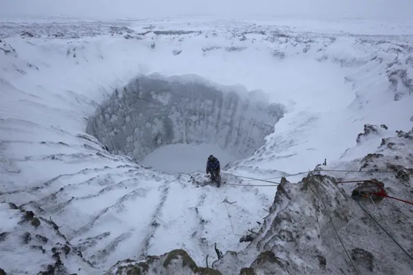 Miệng hố ở bán đảoYamal, phía bắc vùng Siberia, Nga