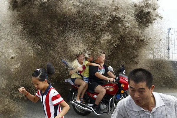 Những cơn sóng dữ có màu nước đục ngàu ở sông Tiền Đường