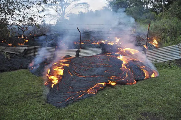 Dung nham núi lửa Kilauea tràn vào nhà dân ở làng Pahoa, Haiwaii, Mỹ