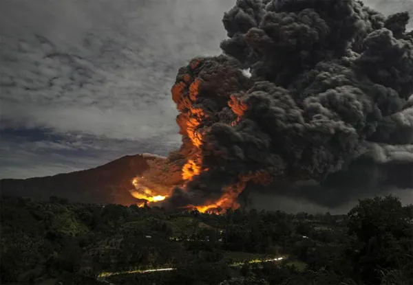 Núi lửa Sinabung phun trào dữ dội.