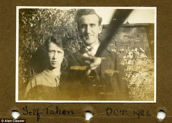 Bức ảnh được chụp bằng cây gậy tự sướng với chú thích ảnh "Self taken, Oct 1926".