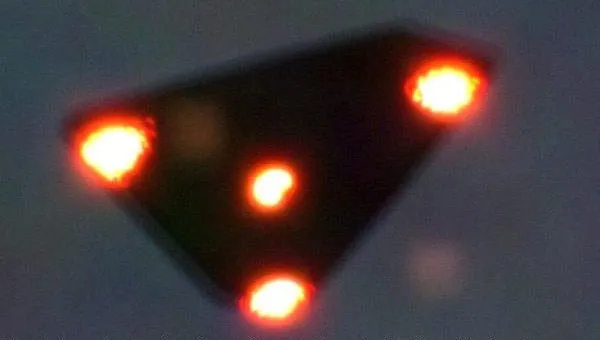 Vệt sáng trên bầu trời được cho là hiện tượng bí ẩn về sự xuất hiện của UFO.