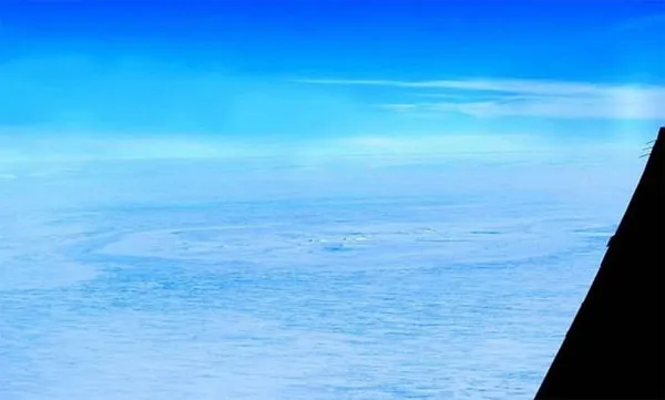 Hình chụp từ trên máy bay vòng tròn bí ẩn trên băng ở Đông Nam cực.