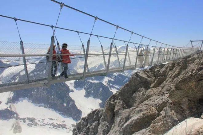 Cầu treo cao nhất châu Âu Titlis Cliff Walk