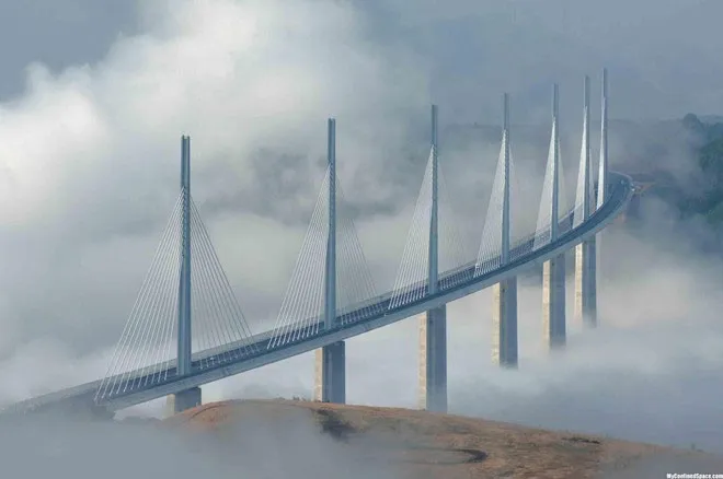 Cầu cạn Millau, cầu dây văng bắc qua thung lũng sông Tarn ở Millau ở Pháp