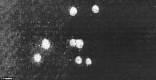 Kenneth Arnold cho hay anh trông thấy 9 UFO trên đỉnh Rainier vào 24/6/1947