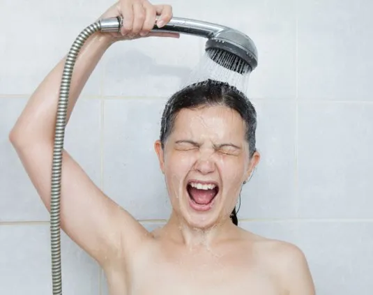 Nên áp dụng tắm vòi hoa sen với liệu pháp 90 giây