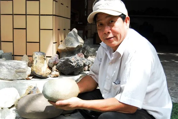 Ông Châu Chí Hùng và hòn đá tự phát sáng bí ẩn.