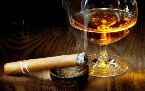 Khói thuốc và rượu là hai nguyên nhân hàng đầu dẫn đến ung thư hốc miệng.