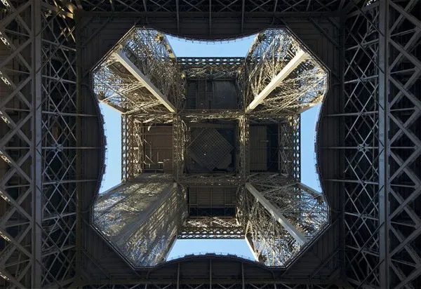 Tháp Eiffel nhìn từ bên dưới lên