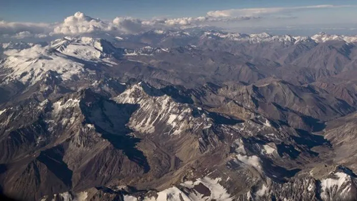 Dãy núi dài nhất thế giới là dãy Andes