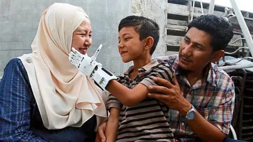 Muhammad Muqri Mifzal Rhemi Rizal cùng bố mẹ.