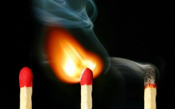 Ngửi mùi lửa từ que diêm vừa được đốt cháy