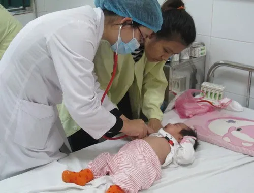 Trẻ mắc ho gà đang nằm điều trị tại Bệnh viện Nhi Trung ương.