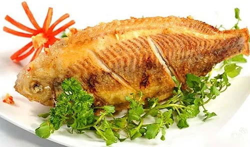 Cá rán ít dầu, chín bằng hơi nước vẫn rất vàng và đẹp mắt