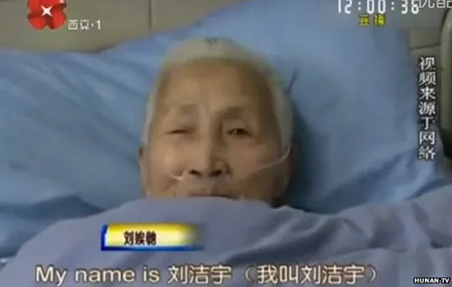 Bà Liu trên giường bệnh và trả lời một số câu hỏi bằng tiếng Anh.