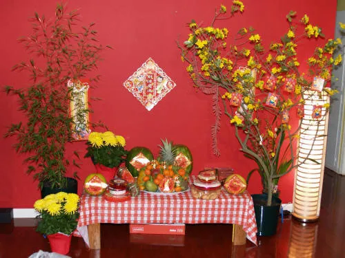 Tuỳ theo từng nhà, cách trang trí và sắp đặt bàn thờ khác nhau.