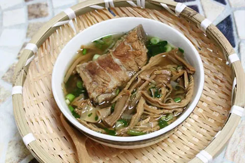Chỉ nên ngâm măng từng ít một, vừa đủ dùng để đảm bảo an toàn.