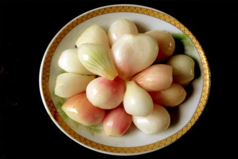 Hành củ cần rửa sạch và để thật ráo nước.