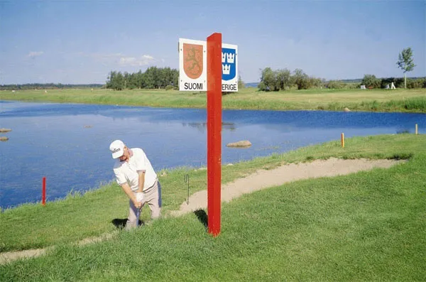 Sân golf 18 lỗ nằm trên hai quốc gia được chia cách bởi sông Tornio.