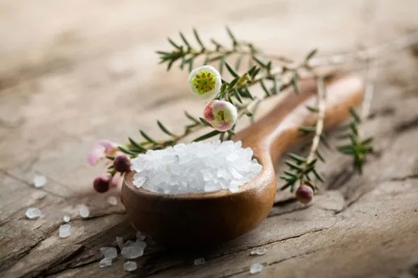 Nhiều người vẫn luôn cho rằng tẩy da chết sẽ làm mỏng da.