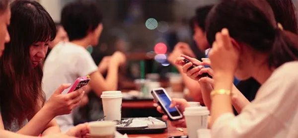Trong các cuộc gặp gỡ, nhiều người vẫn mải mê nhìn vào màn hình điện thoại.