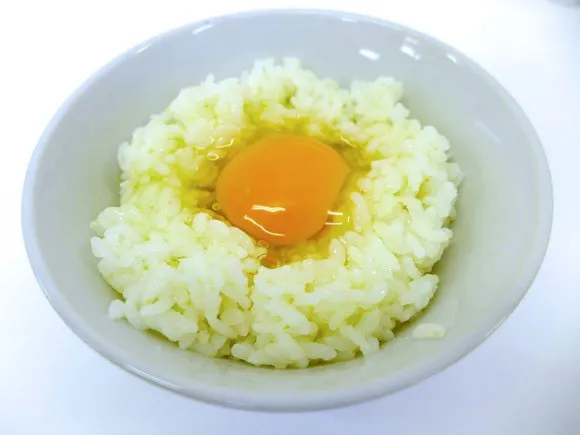 Trứng gà thơm mùi quýt yuzu trộn cơm trong món tamago-kake gohan.