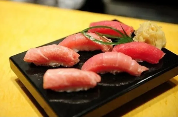 cơm sushi được làm từ cá ngừ vây xah