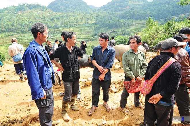 Người dân đi chợ phiên