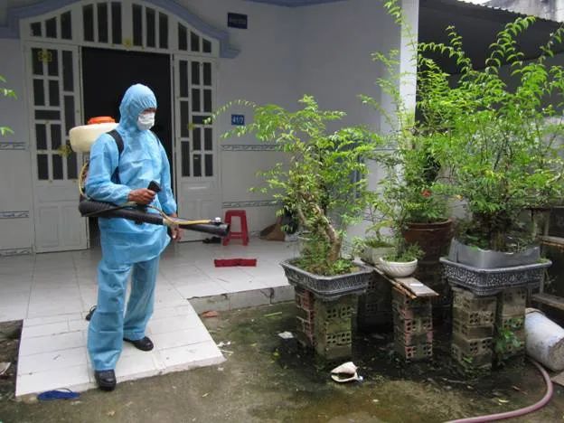Khi phun thuốc bạn cần trang bị các đồ phòng hộ cẩn thận