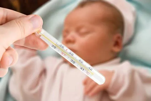 Bạn tuyệt đối không được mặc quần áo ẩm cho trẻ