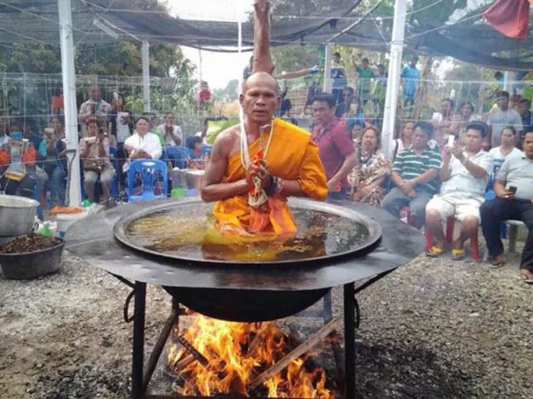 Nhà sư ngồi trong chảo dầu sôi