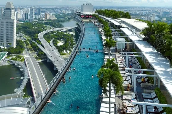 Vườn cây và hồ bơi trên mái khách sạn Marina Bay Sands