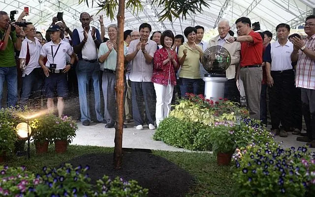 Ông Lý Quang Diệu tham gia Ngày Trồng cây cùng người dân