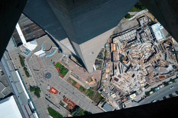 Cơ hội ngắm toàn cảnh thành phố tuyệt đẹp Toronto ở độ cao 548m trên tháp CN ở Toronto