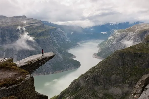 Vách núi Trolltunga ở Na Uy