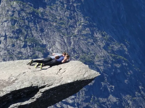 Vách núi Trolltunga ở độ cao 701m