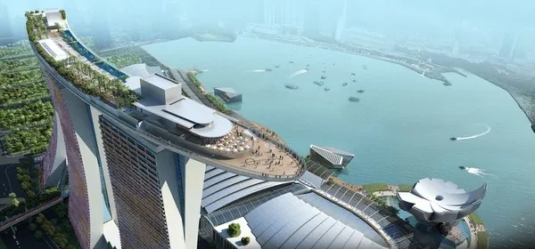 Bể bơi trên tầng thượng tại Marina Bay Sands Hotel ở Singapore
